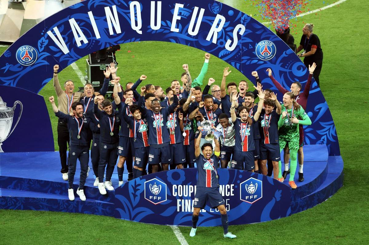 巴黎兴奋赛场即将迎战，球迷齐聚支持