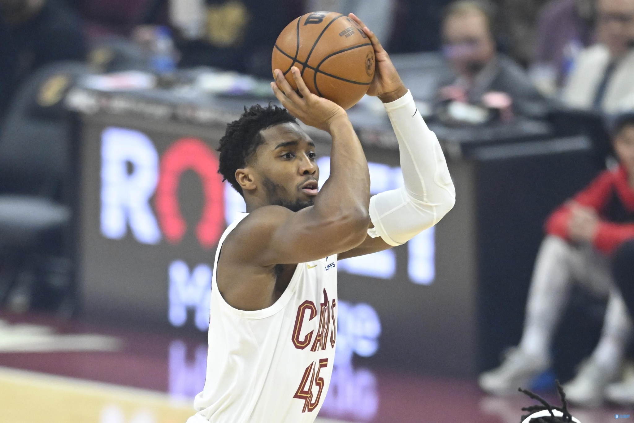 米切尔狂砍三十分,爵士大胜取得胜利 米切尔狂砍三十分,爵士大胜取得胜利