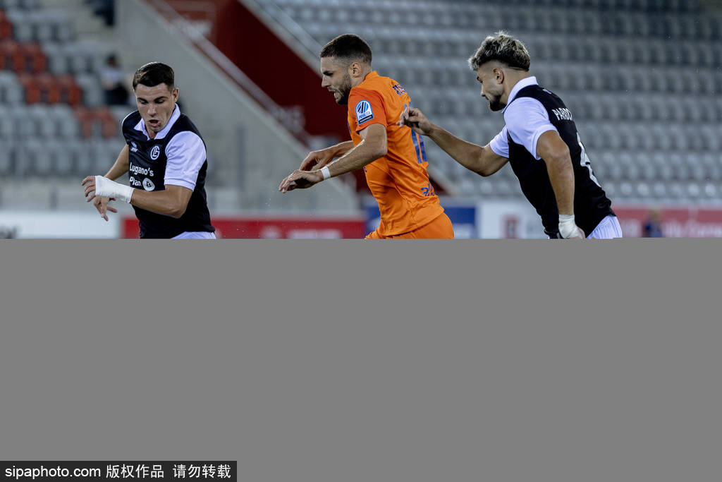 比赛中出现意外，球员红牌下场