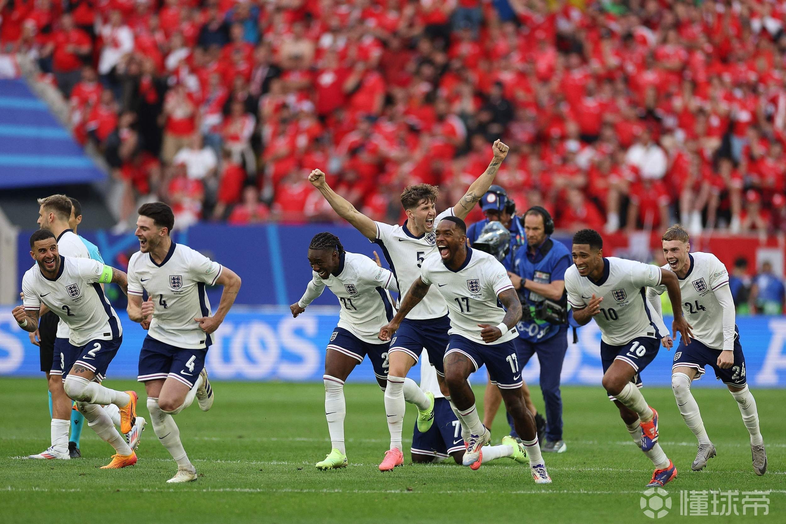 -英格兰队轻松取胜，展现出色表现